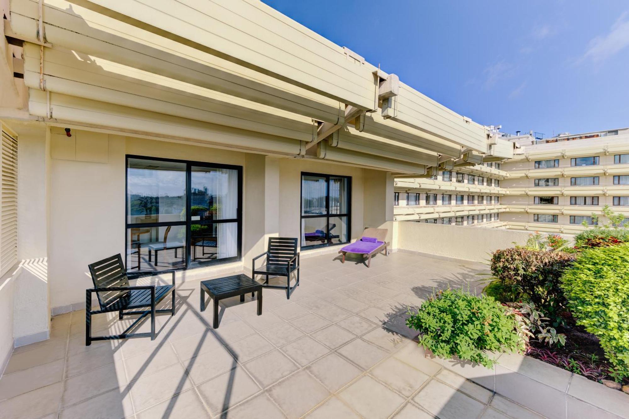 Cinnamon Lakeside Colombo Luaran gambar The terrace of a suite at the Hilton San Francisco