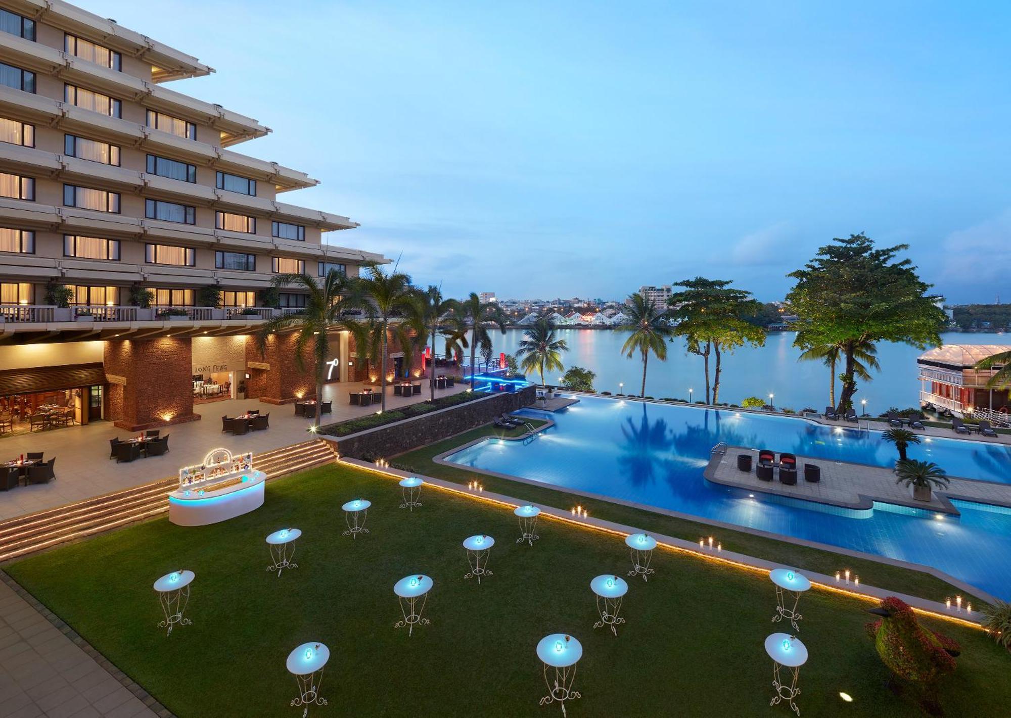 Cinnamon Lakeside Colombo Luaran gambar The pool at the Westin