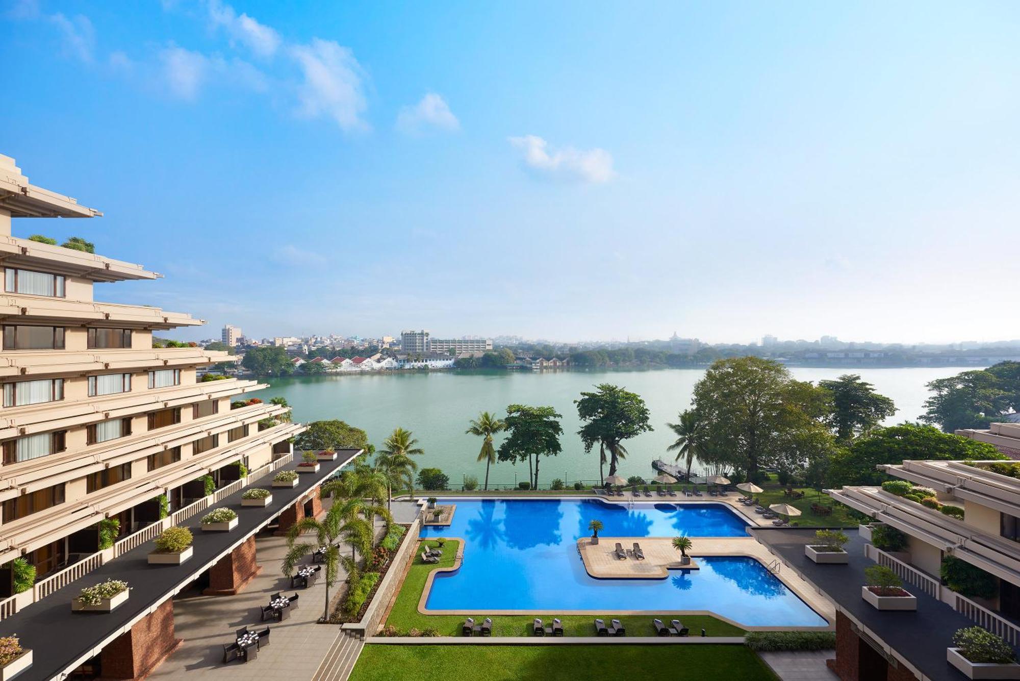Cinnamon Lakeside Colombo Luaran gambar View of the pool at the Taj Bengal