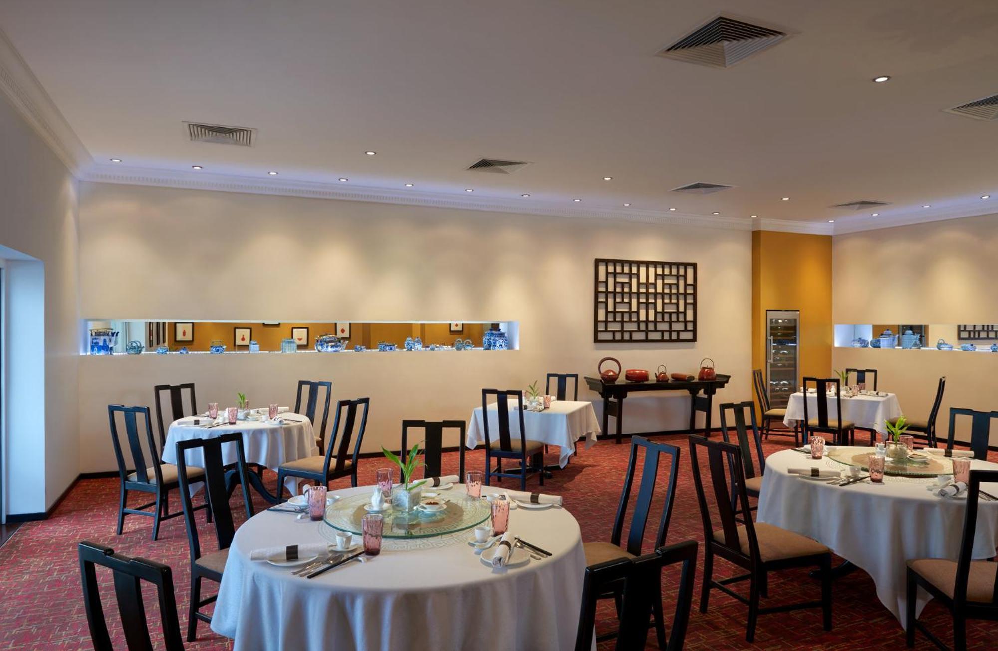 Cinnamon Lakeside Colombo Luaran gambar Interior of the restaurant
