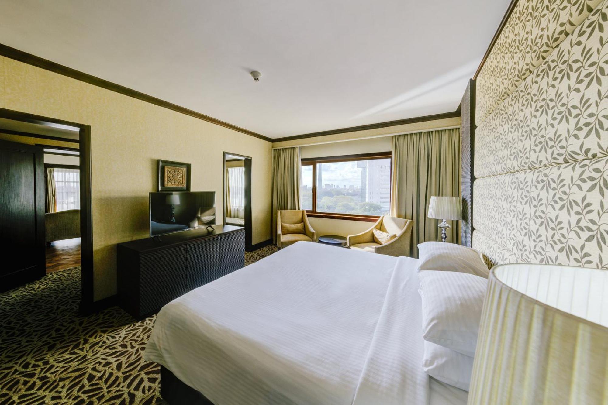 Cinnamon Lakeside Colombo Luaran gambar A bedroom at the hotel