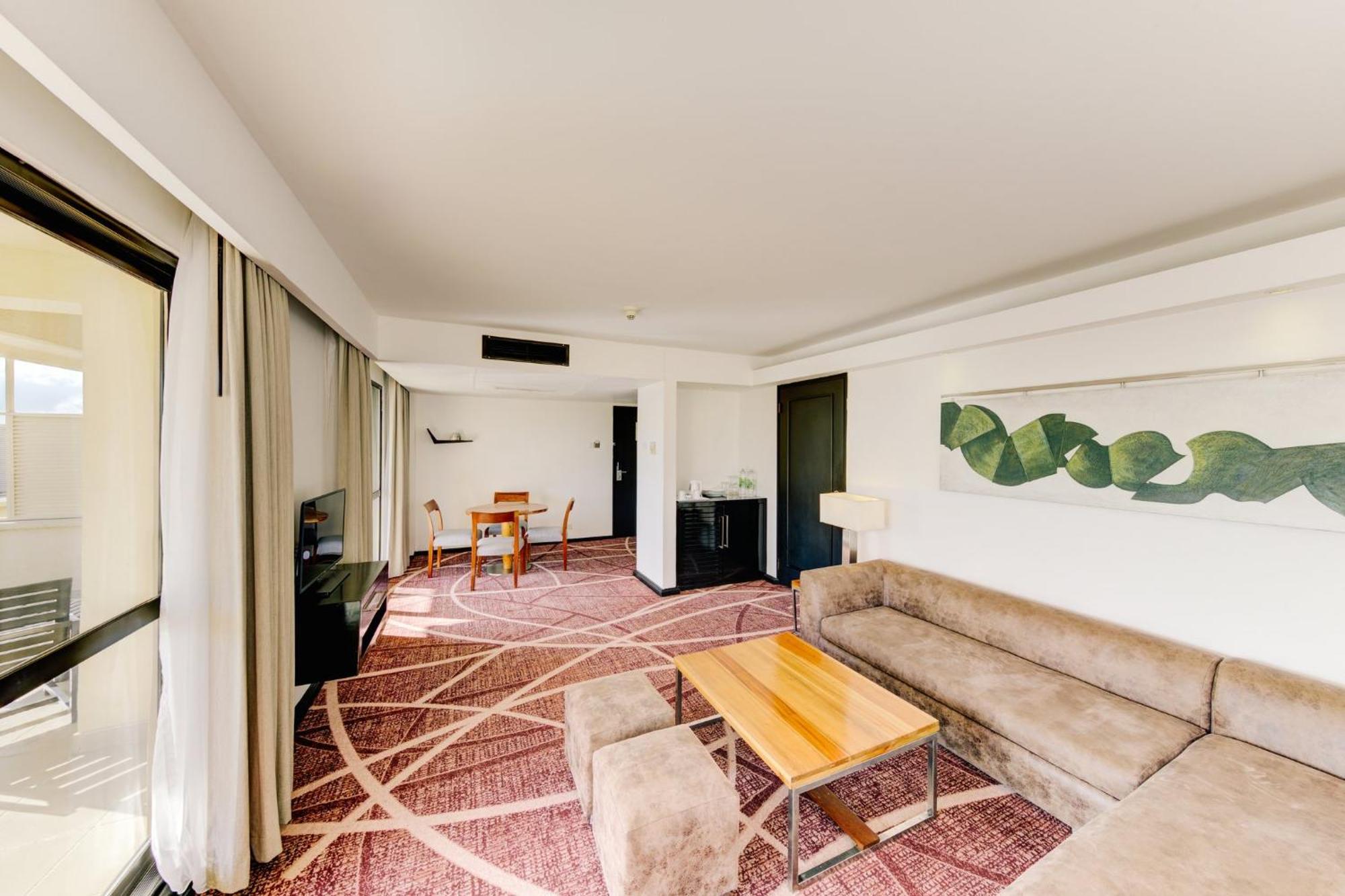 Cinnamon Lakeside Colombo Luaran gambar A suite at the hotel
