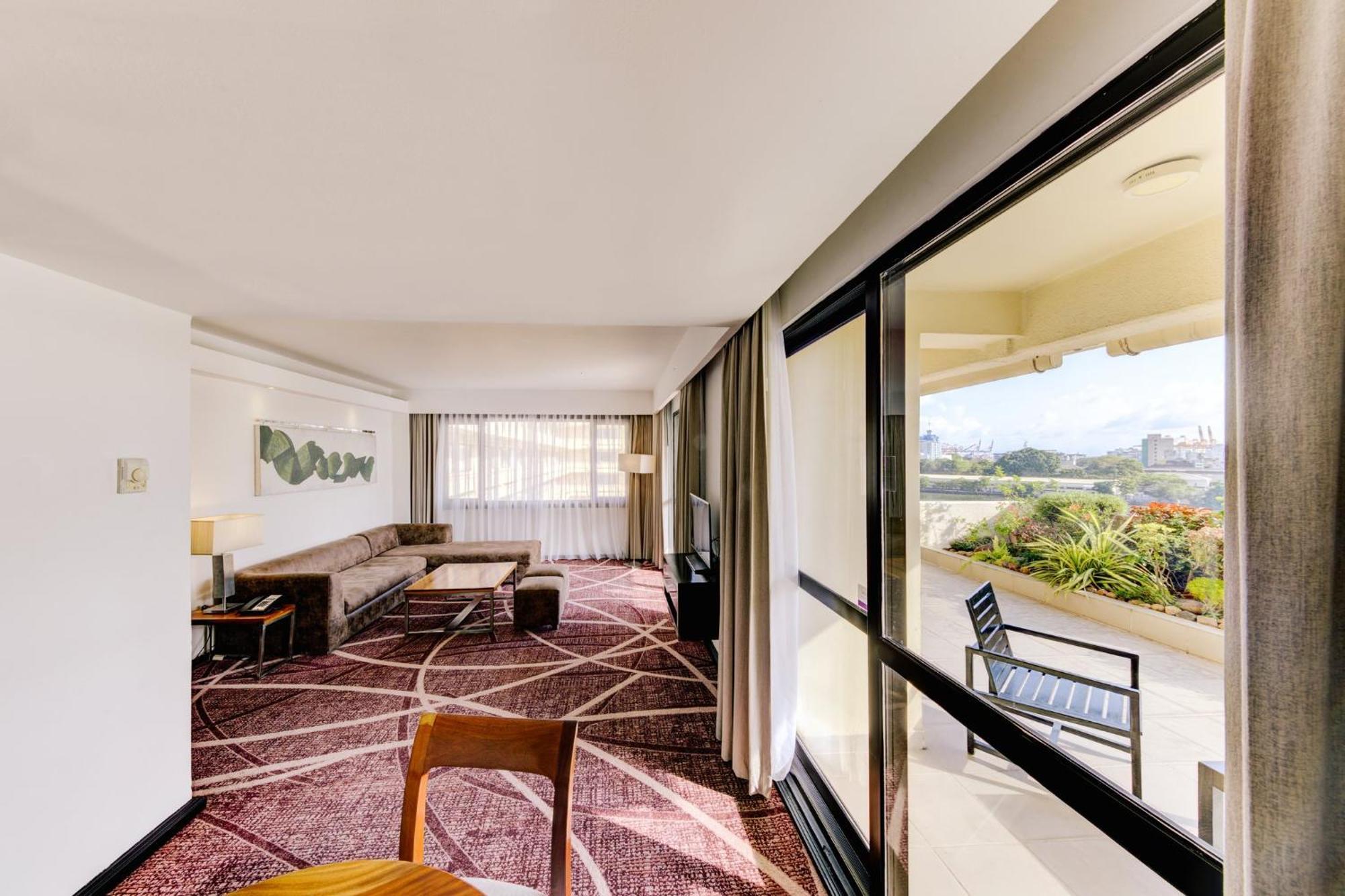 Cinnamon Lakeside Colombo Luaran gambar A suite at the Hilton San Francisco
