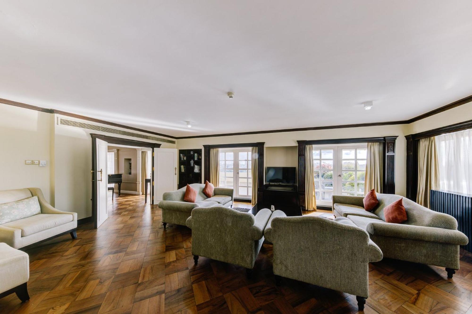 Cinnamon Lakeside Colombo Luaran gambar The interior of a suite at the hotel